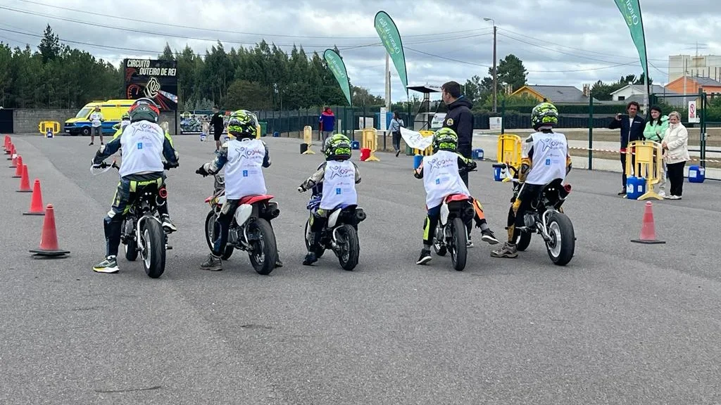 BS21 School-Niños disfrutando de xogade coas motos en outeiro de rei-galicia